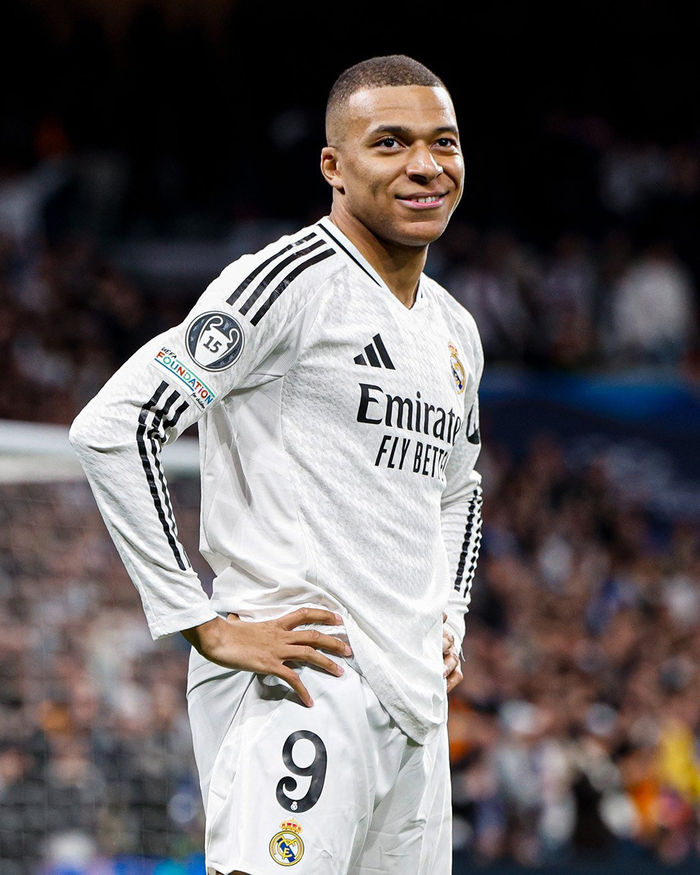 伊涅斯塔：佩德里并非我与哈维合体；梅西未来说不定回巴萨（伊涅斯塔称佩德里并非我与哈维的结合，梅西未来不排除回归巴萨）