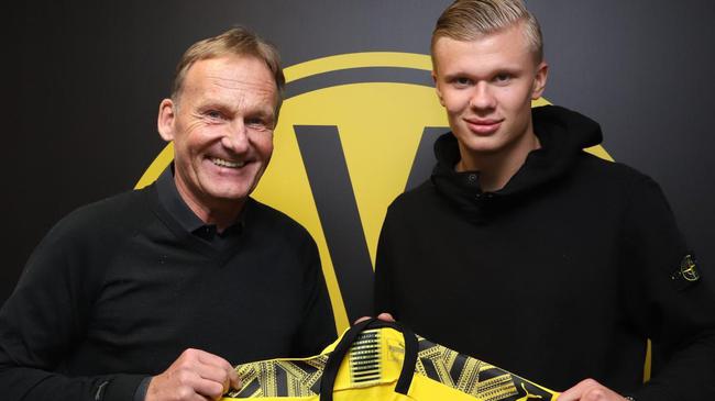 霍安说巴萨和切尔西上半场势均力敌，主持人：以为我们没看球吗？（霍安称巴萨与切尔西半场五五开，主持人反问：把我们当没看球的？）