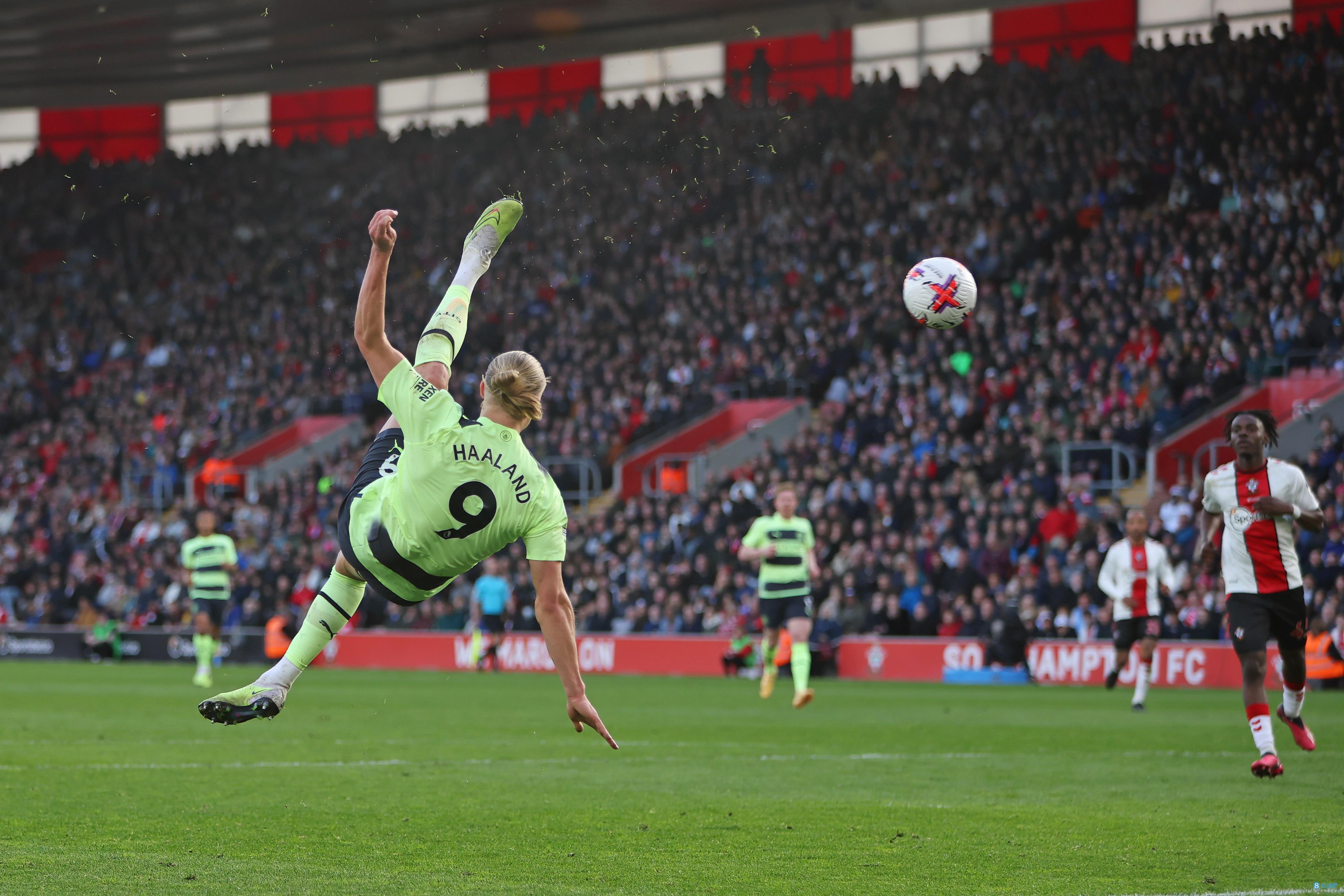 曼联主帅承受巨大压力（曼联主帅面临沉重压力）