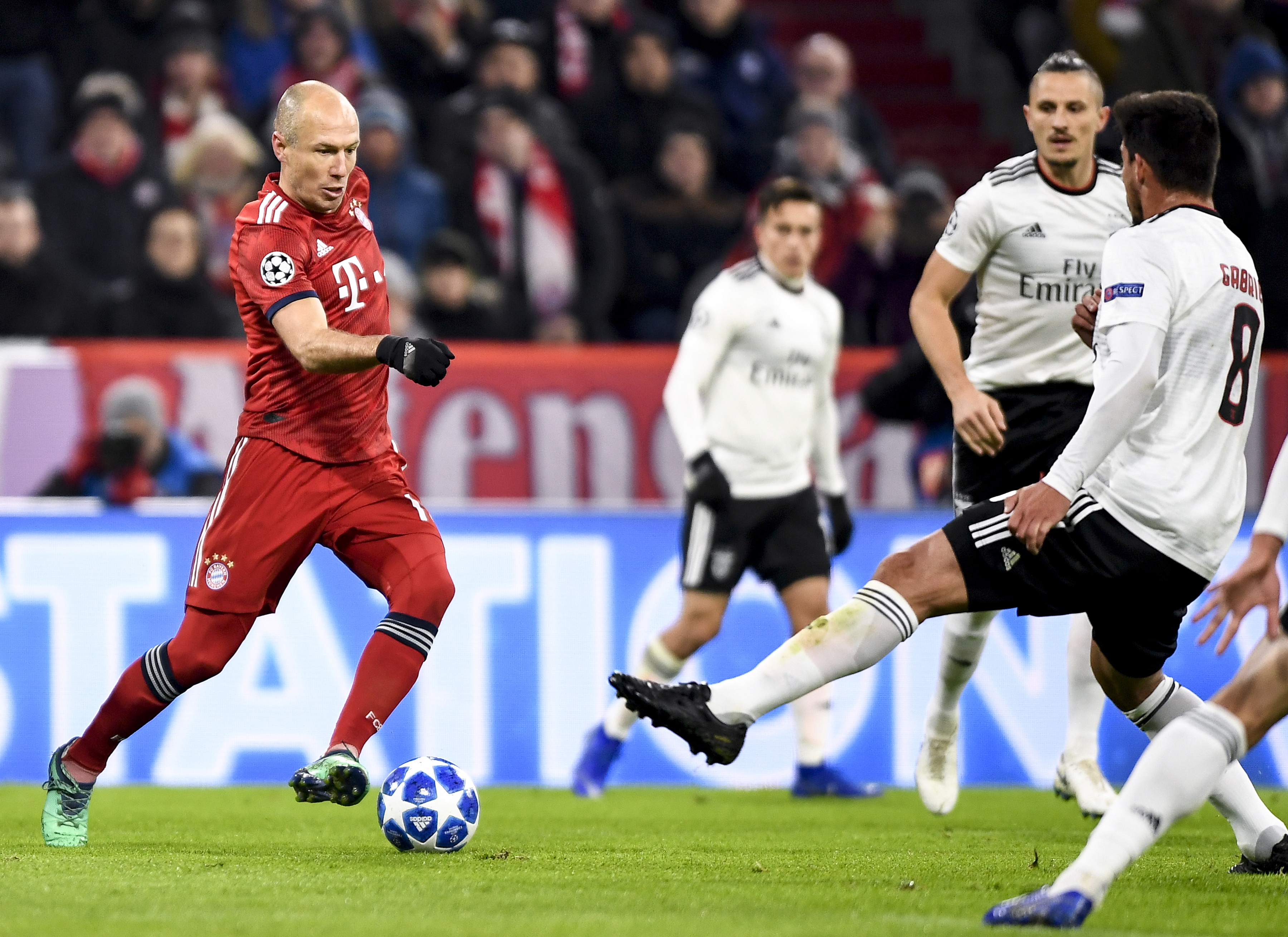 NBA常规赛战报：快船客场险胜雷霆（NBA常规赛：快船做客惊险击败雷霆）